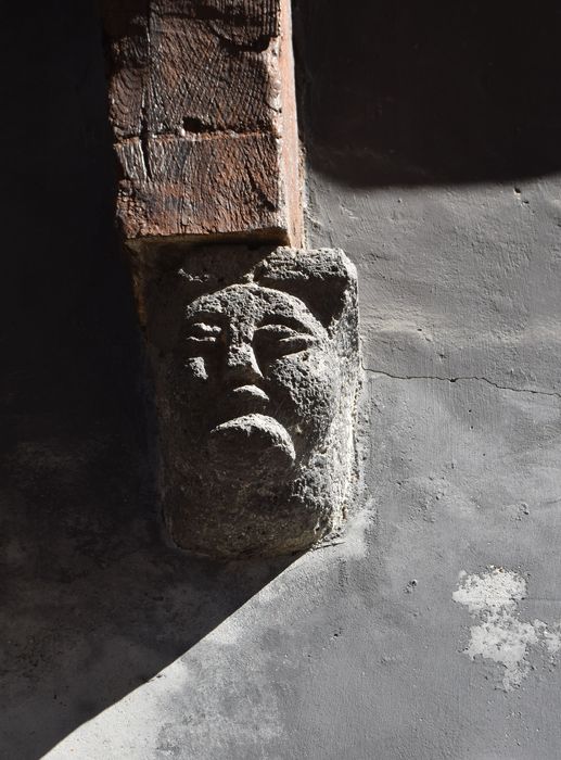 Maison à pans de bois : Détail d'une console sculptée