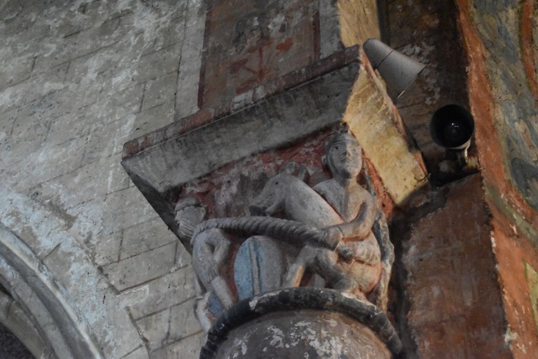 Eglise Saint-Etienne : Déambulatoire, détail d'un chapiteau sculpté