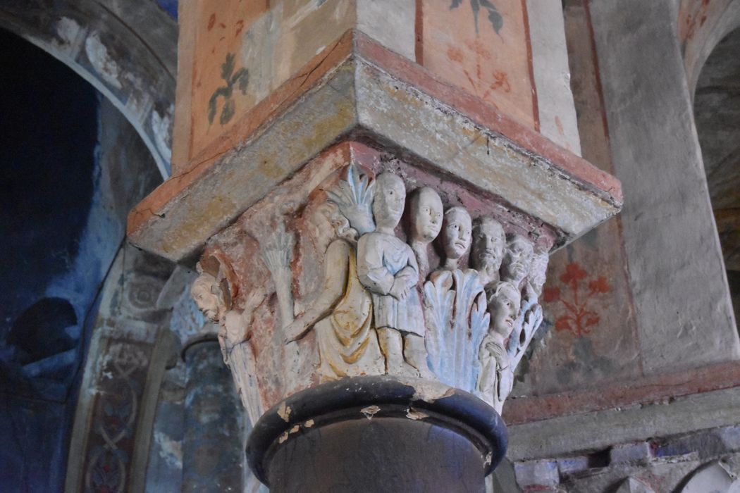 Eglise Saint-Etienne : Déambulatoire, détail d'un chapiteau sculpté