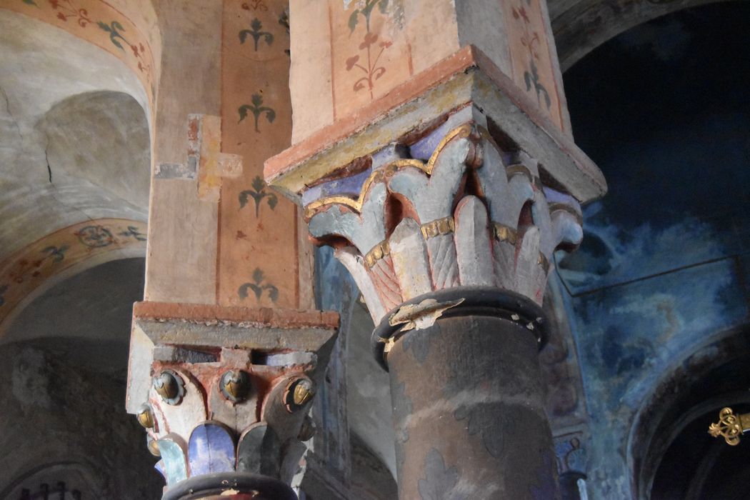 Eglise Saint-Etienne : Déambulatoire, détail de deux chapiteaux sculptés