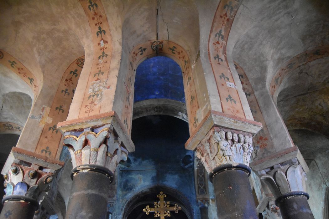 Eglise Saint-Etienne : Déambulatoire, vue générale des chapiteaux sculptés