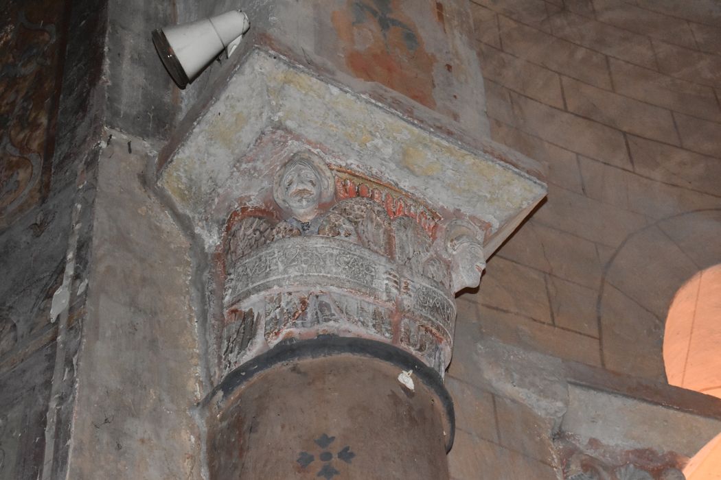 Eglise Saint-Etienne : Chapelle axiale, détail d'un chapiteau sculpté