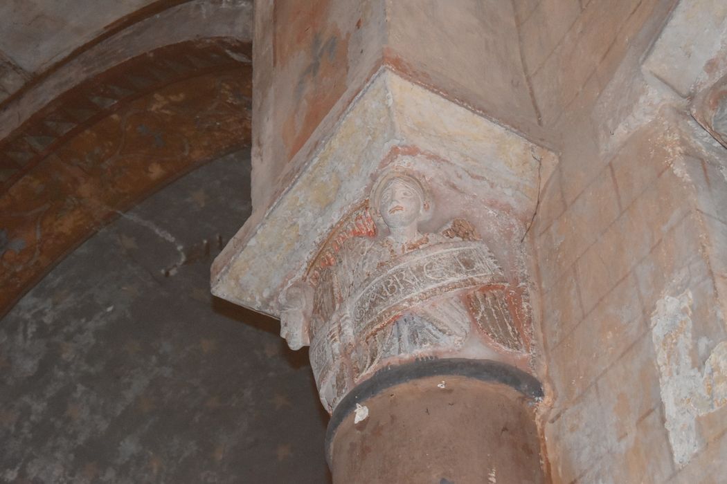 Eglise Saint-Etienne : Chapelle axiale, détail d'un chapiteau sculpté