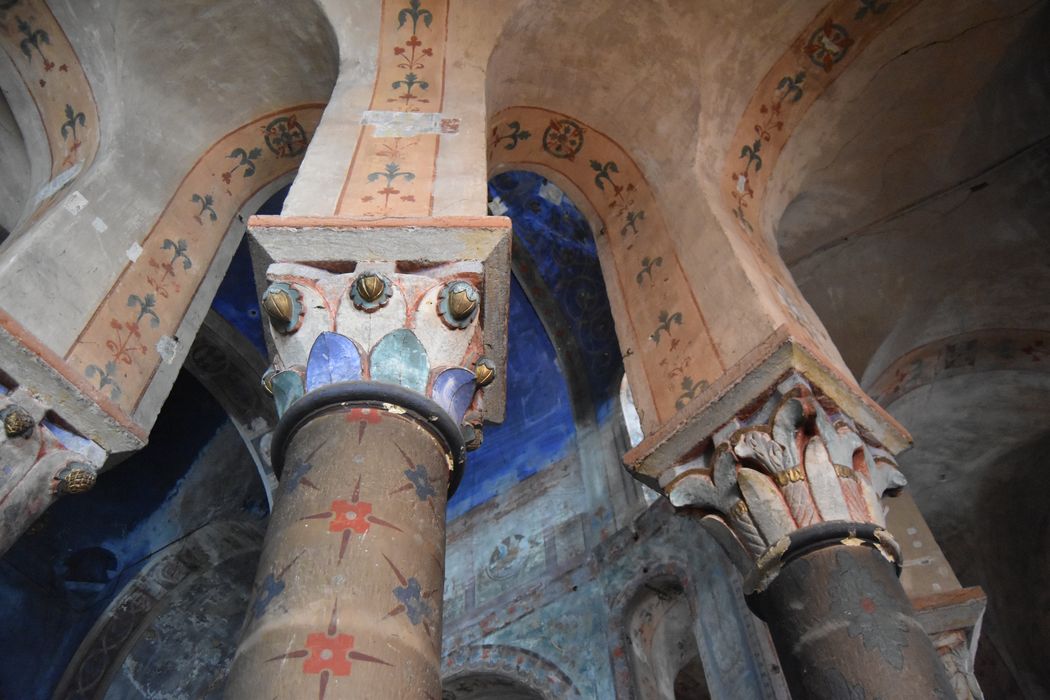 Eglise Saint-Etienne : Déambulatoire, détail de deux chapiteaux sculptés