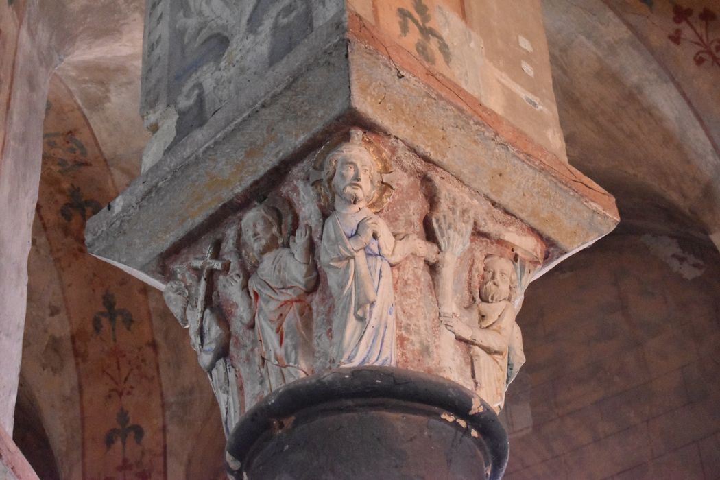 Eglise Saint-Etienne : Chapelle axiale, détail d'un chapiteau sculpté