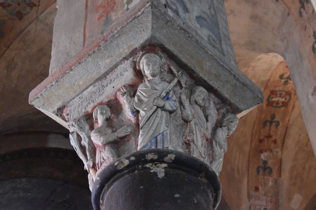 Eglise Saint-Etienne : Chapelle axiale, détail d'un chapiteau sculpté