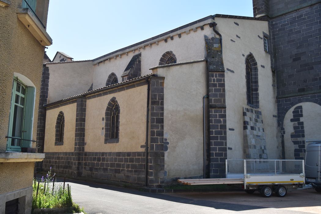 Eglise Saint-Etienne : Façade latérale nord, vue partielle