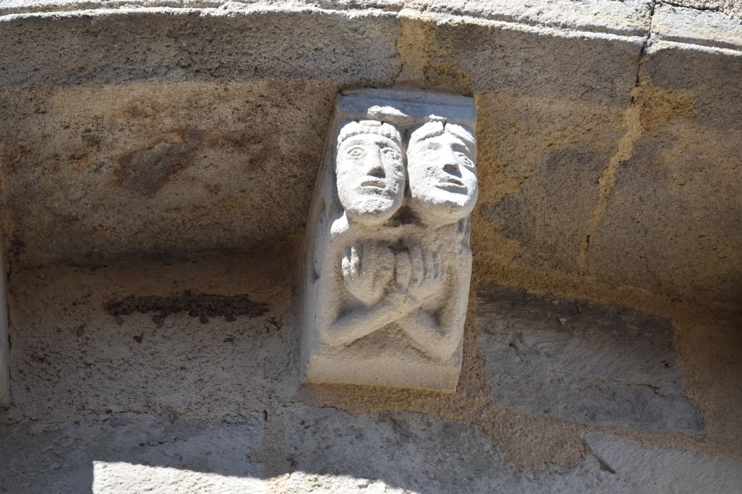 Eglise Saint-Etienne : Chevet, détail d'une console sculptée