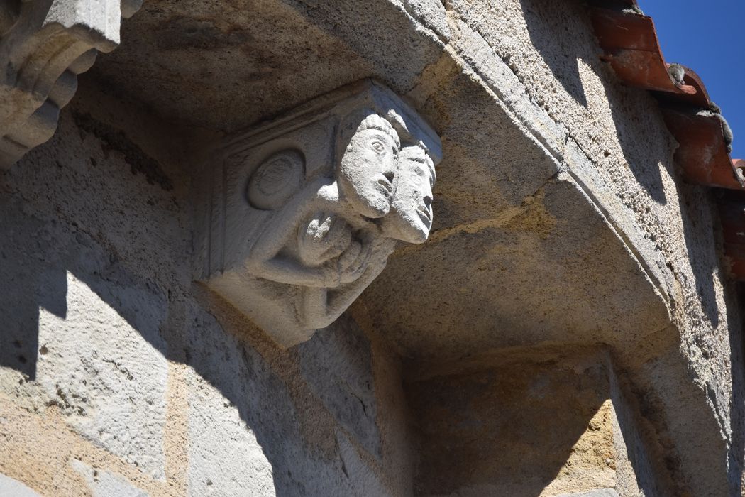 Eglise Saint-Etienne : Chevet, détail d'une console sculptée