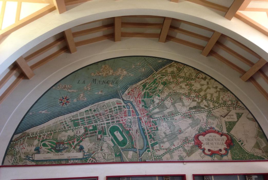 Gare SNCF de Trouville – Deauville : Hall des voyageurs, peinture monumentale, vue partielle