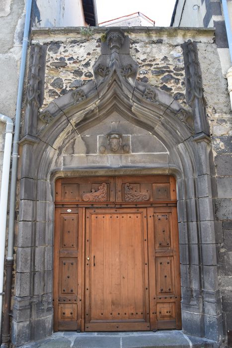 Hôtel Jean Doyac, à Montferrand : Portail sur rue, vue générale