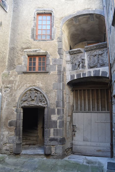 Maison (Hôtel d'Albiat), à Montferrand : Cour intérieure, vue partielle