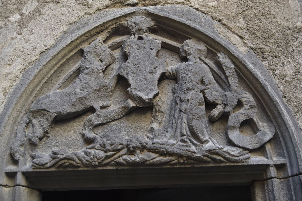 Maison (Hôtel d'Albiat), à Montferrand : Cour intérieure, porte d'accès, détail du tympan