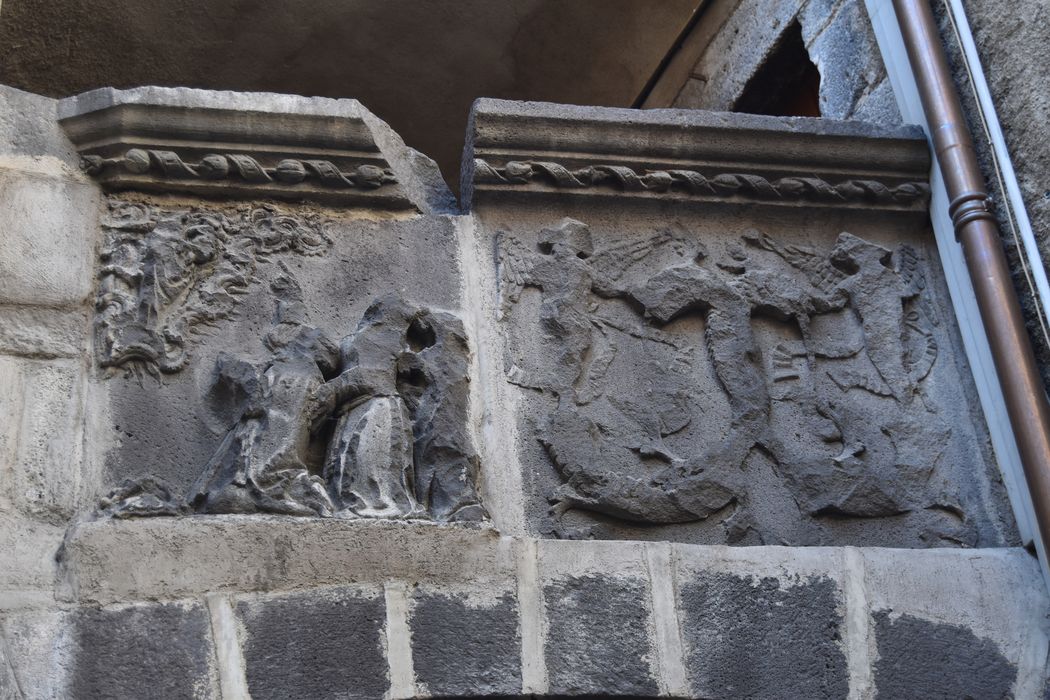 Maison (Hôtel d'Albiat), à Montferrand : Cour intérieure, 1er étage, détail d'un bas-relief sculpté