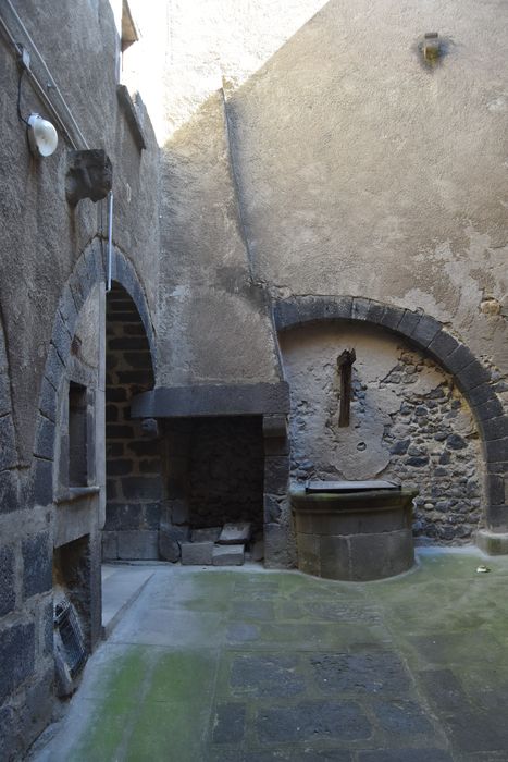 Maison (Hôtel d'Albiat), à Montferrand : Cour intérieure, vue partielle