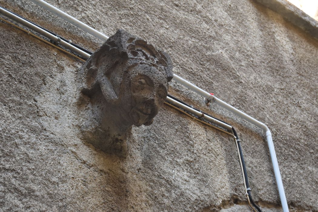 Maison (Hôtel d'Albiat), à Montferrand : Cour intérieure, détail d'une console sculpté