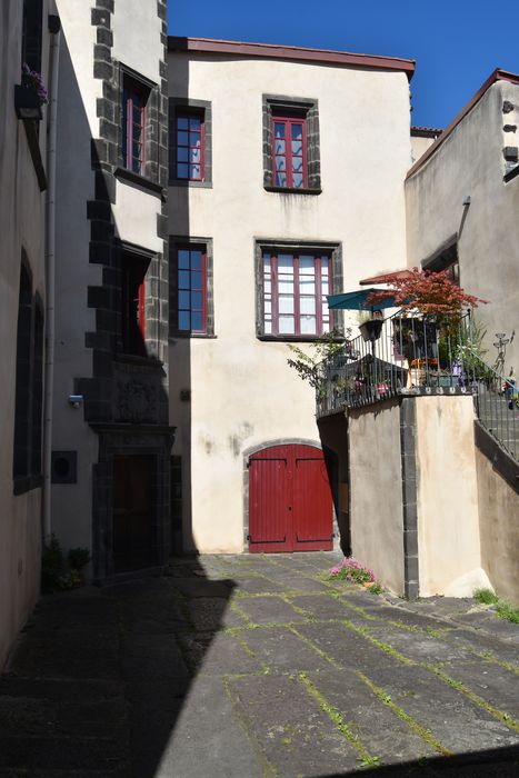 Hôtel de la Porte, à Montferrand : Cour intérieure, vue partielle