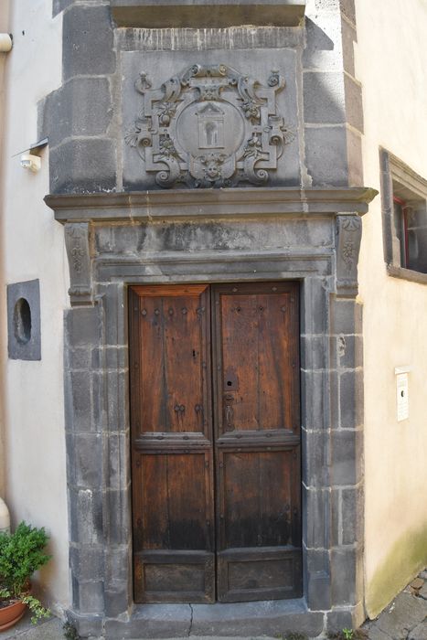 Hôtel de la Porte, à Montferrand : Cour intérieure, porte d'accès, vue générale