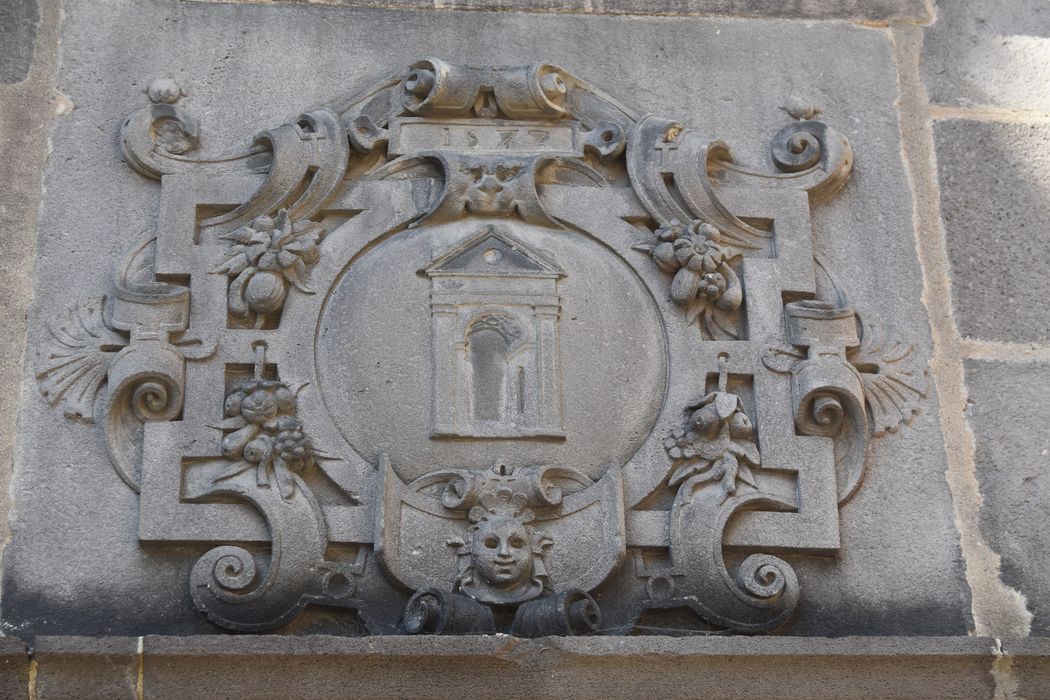 Hôtel de la Porte, à Montferrand : Cour intérieure, porte d'accès, détail du tympan