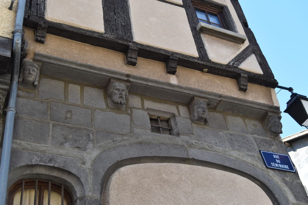 Maison, à Montferrand : Façade sur la rue du Séminaire, détail des consoles sculptées