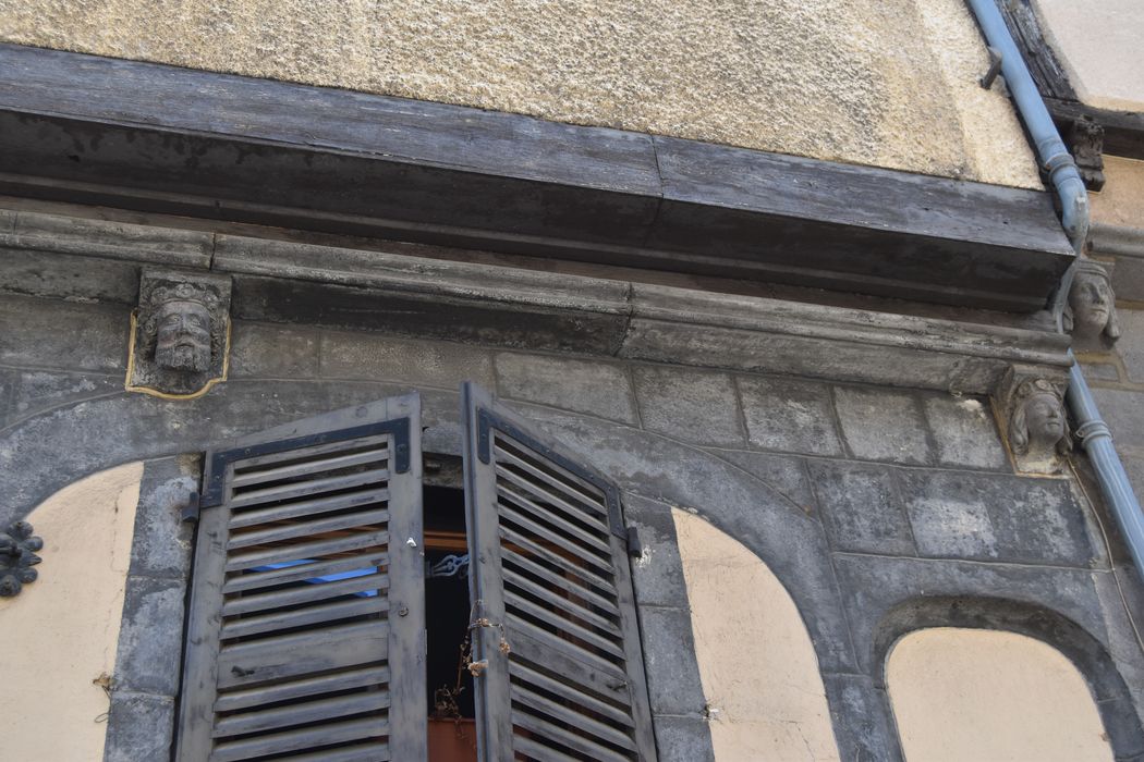 Maison, à Montferrand : Façade sur rue, détail des consoles sculptées