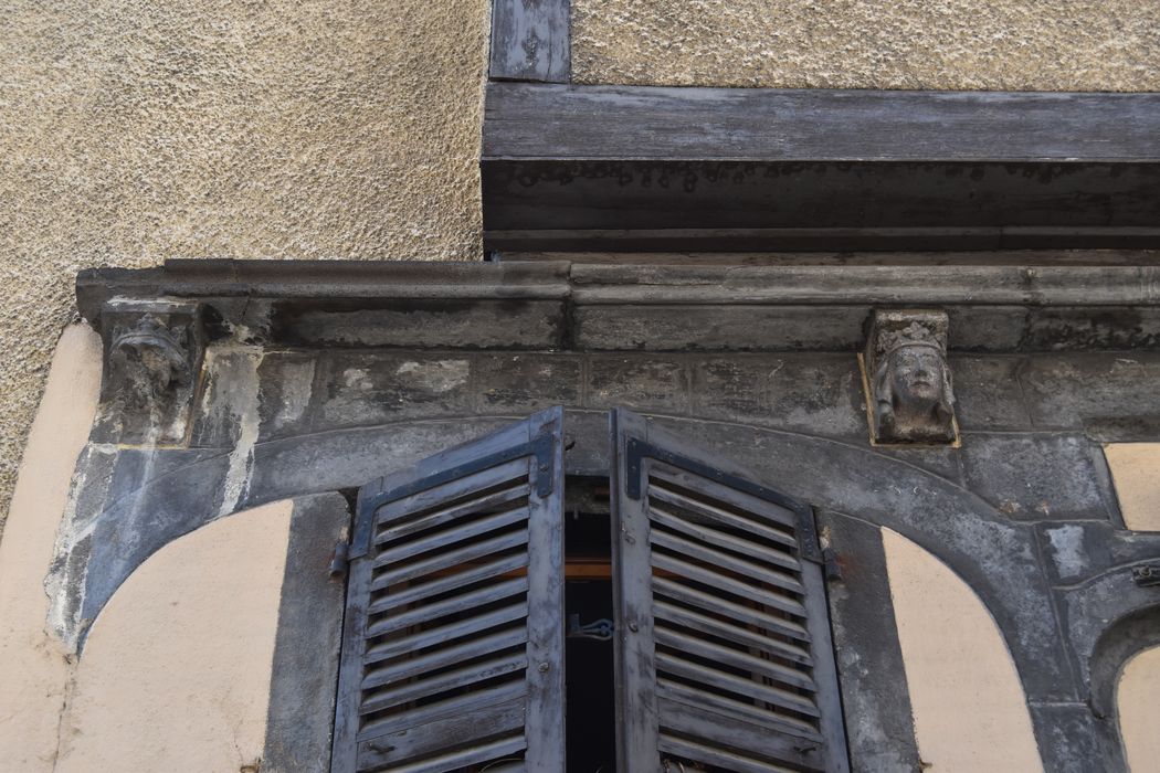 Maison, à Montferrand : Façade sur rue, détail des consoles sculptées