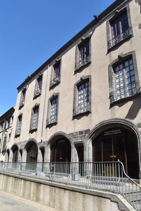 Ancienne halle aux toiles, à Montferrand : Façade sur rue, vue générale