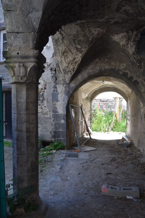 Ancienne commanderie du Temple, à Montferrand : Cour intérieure, vue partielle