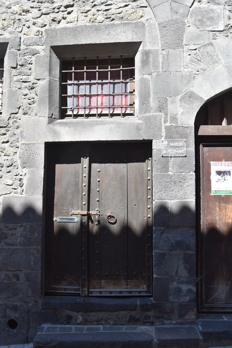 Maison dite de l'Eléphant, à Montferrand : Porte d'accès sur rue, vue générale