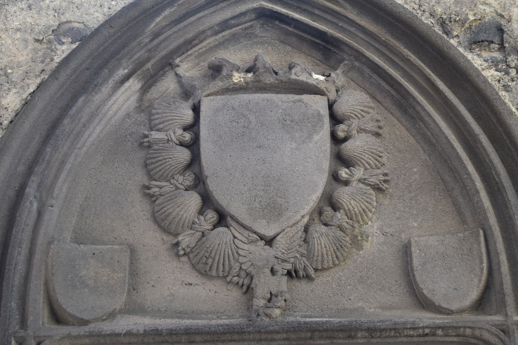 Ancien couvent de la Visitation, à Montferrand : Ancien portail sur rue, détail du tympan