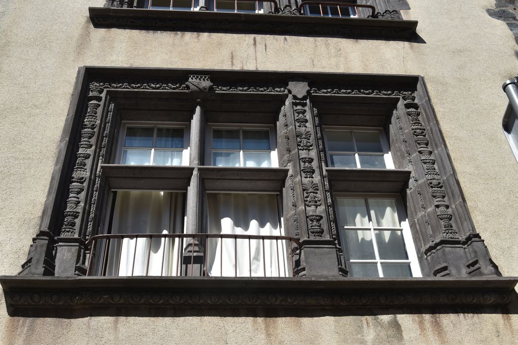 Maison ou hôtel de Lignat, à Montferrand : Façade sur rue, détail de la baie du 1er étage