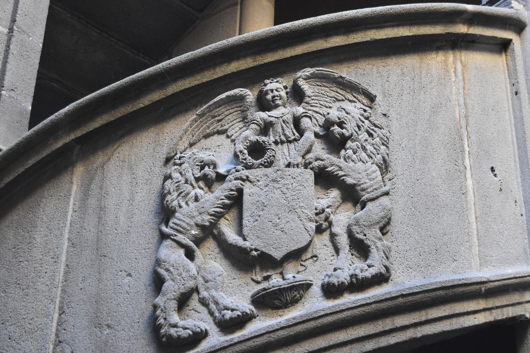 Hôtel de Fontenilhes, à Montferrand : Cour intérieure, détail d'un bas-relief de la tour d'escalier