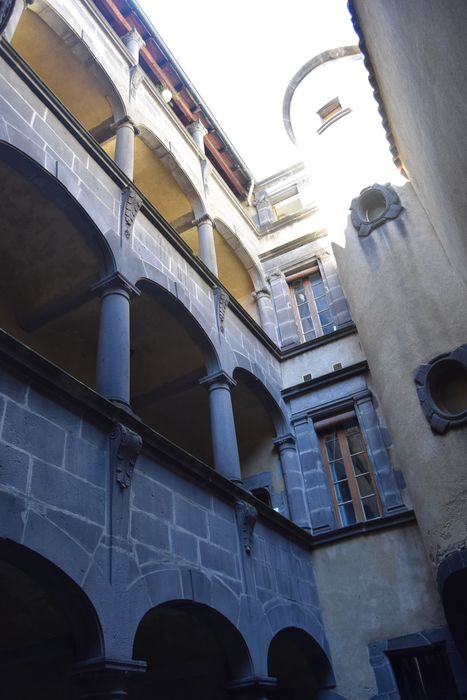 Hôtel de Fontenilhes, à Montferrand : Cour intérieure, vue partielle