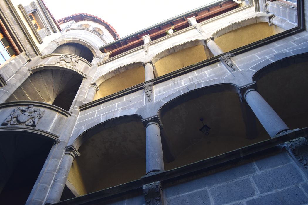 Hôtel de Fontenilhes, à Montferrand : Cour intérieure, vue partielle