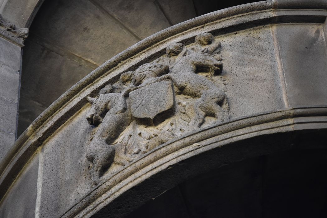 Hôtel de Fontenilhes, à Montferrand : Cour intérieure, détail d'un bas-relief de la tour d'escalier