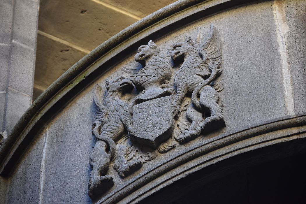 Hôtel de Fontenilhes, à Montferrand : Cour intérieure, détail d'un bas-relief de la tour d'escalier