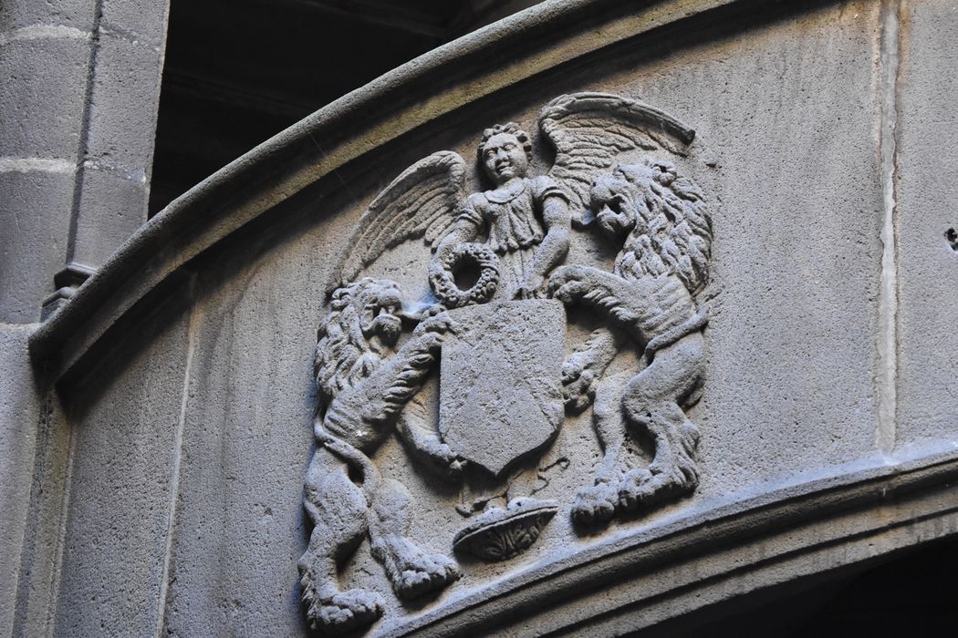 Hôtel de Fontenilhes, à Montferrand : Cour intérieure, détail d'un bas-relief de la tour d'escalier