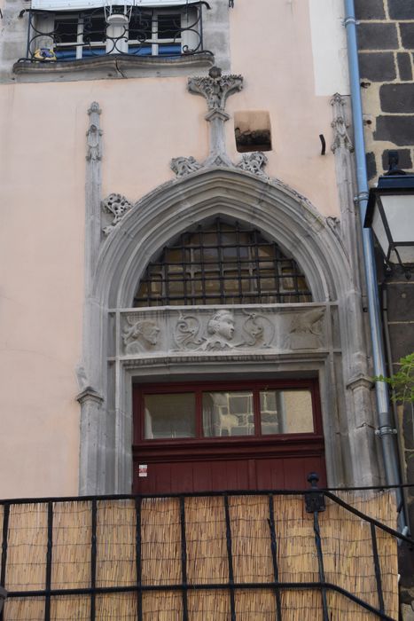 Hôtel Mallet de Vendègre, à Montferrand : Portail d'accès sur rue, vue partielle