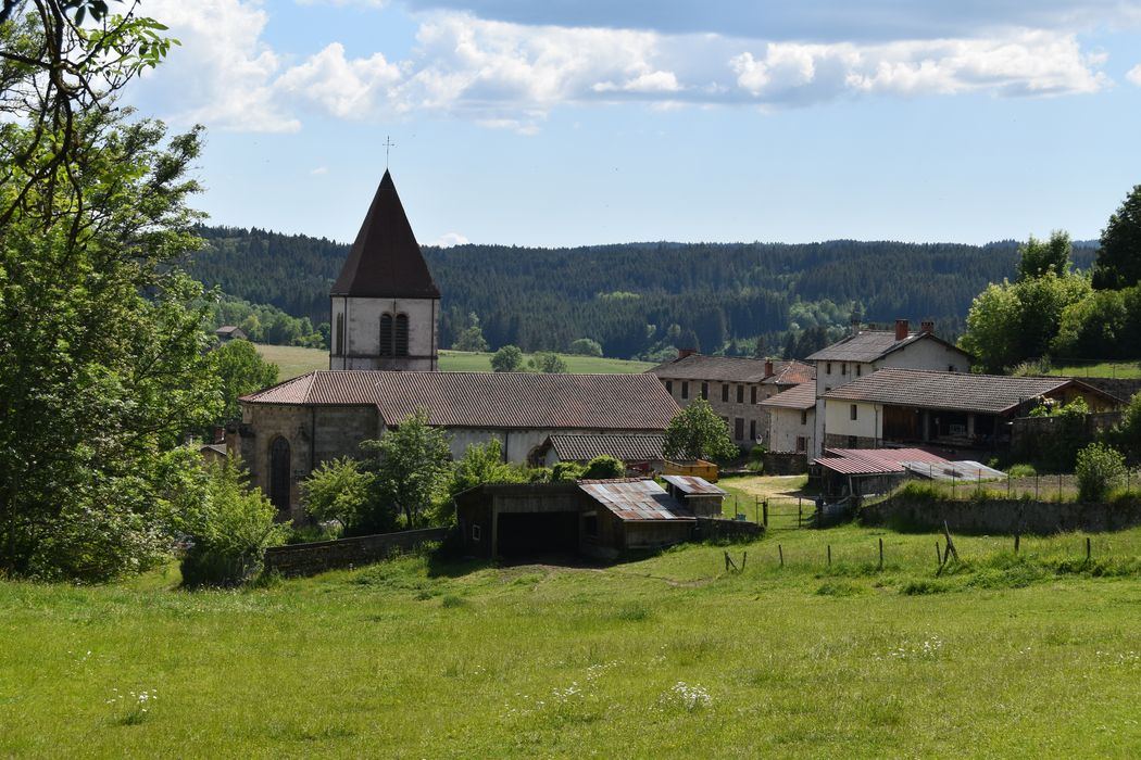 Eglise Saint-Bonnet : Vue générale de l'église dans son environnement