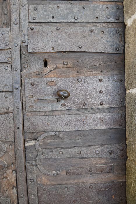 Eglise Saint-Eloy : Portail sud, détail des ferronneries recouvrant les vantaux