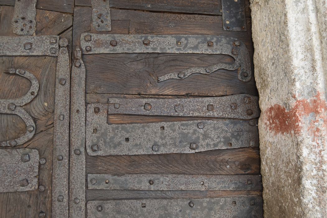 Eglise Saint-Eloy : Portail sud, détail des ferronneries recouvrant les vantaux