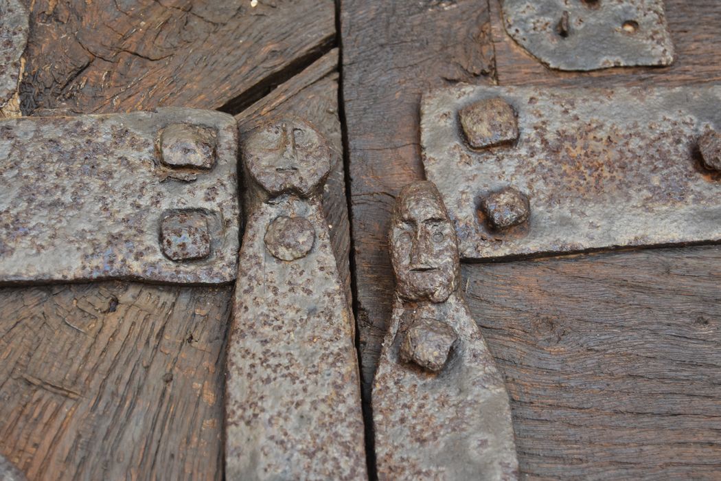 Eglise Saint-Eloy : Portail sud, détail des ferronneries recouvrant les vantaux