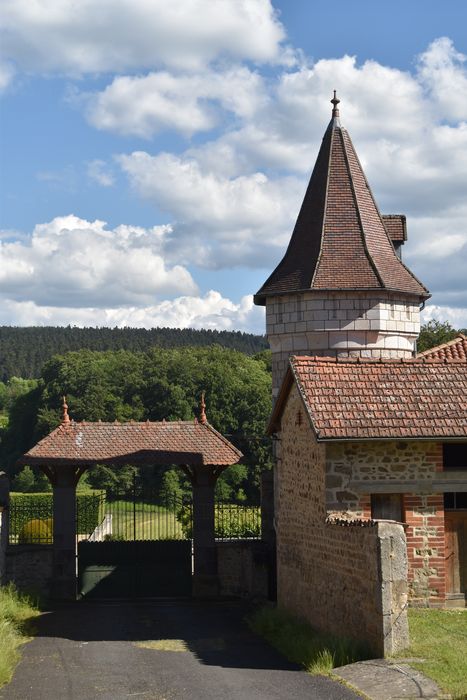 Château : Porche d'accès nord