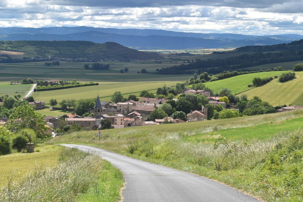 Eglise Sainte-Couronne : Vue générale de l'église dans son environnement depuis l'Ouest