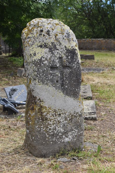 Eglise Saint-Mary de Colamine : Cimetière, menhir christianisé (?), vue générale