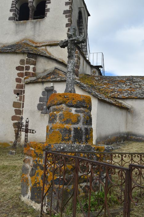 Eglise Saint-Mary de Colamine : Cimetière, croix monumentale, vue générale