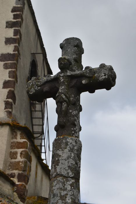 Eglise Saint-Mary de Colamine : Cimetière, croix monumentale, vue partielle