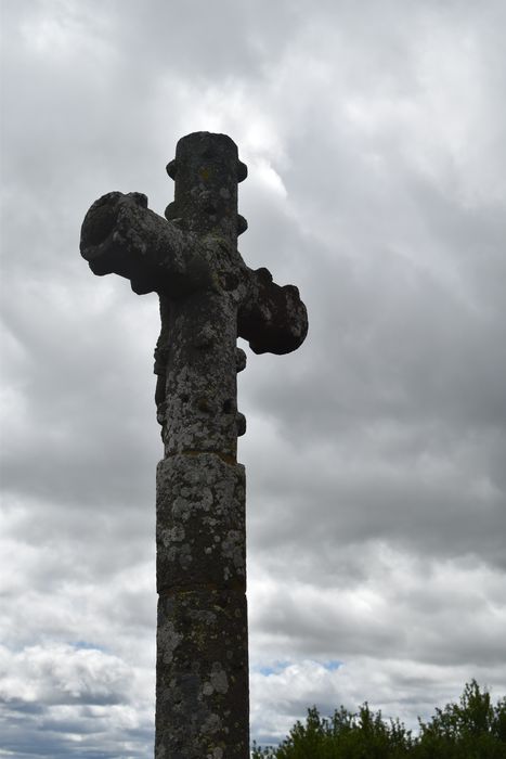 Eglise Saint-Mary de Colamine : Cimetière, croix monumentale, vue partielle