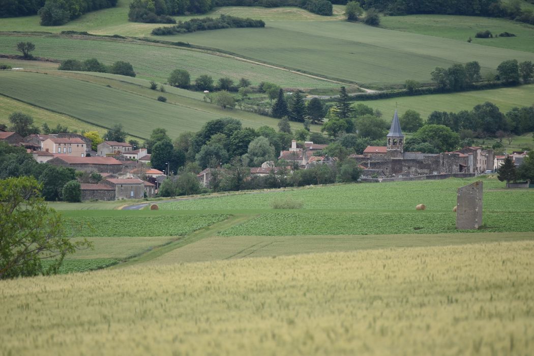 Eglise Sainte-Couronne : Vue générale de l'église dans son environnement depuis le Nord