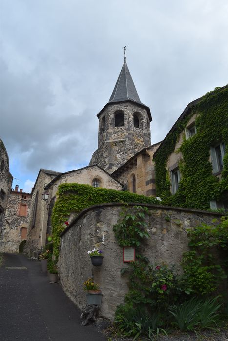 Eglise Sainte-Couronne : Vue partielle de l'église dans son environnement